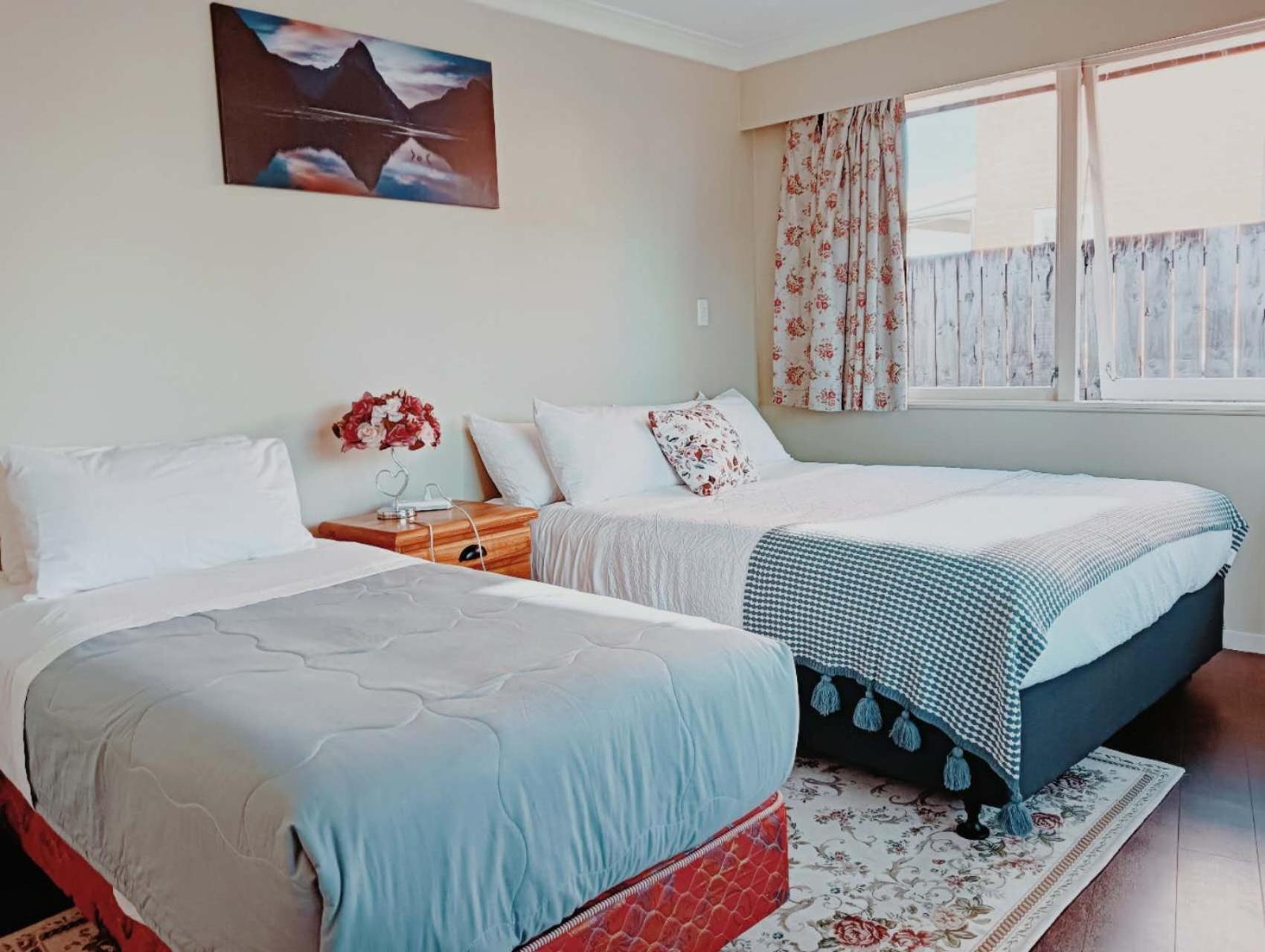 Sweet Home Between Cbd And University Hamilton Bagian luar foto