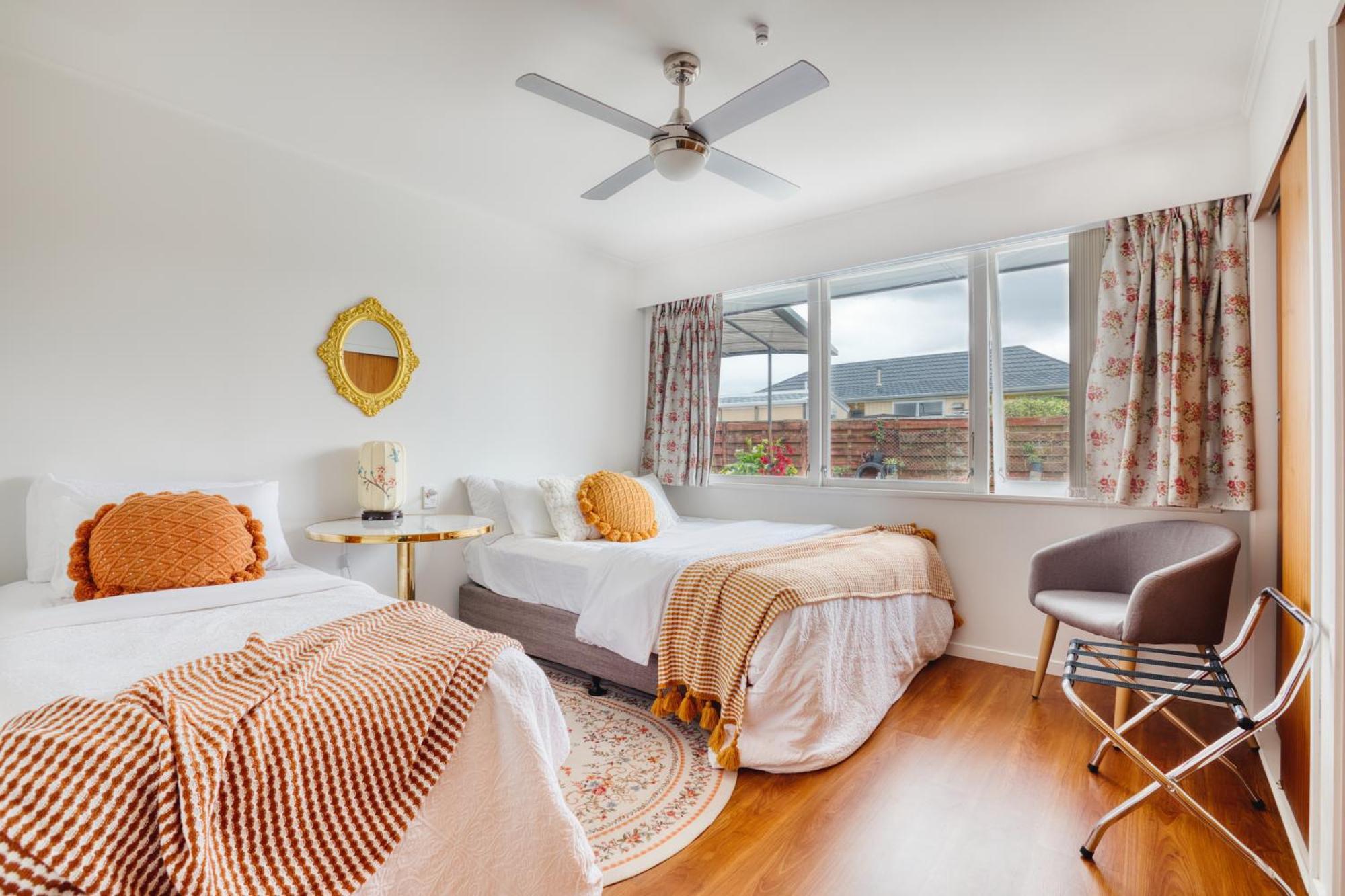 Sweet Home Between Cbd And University Hamilton Bagian luar foto