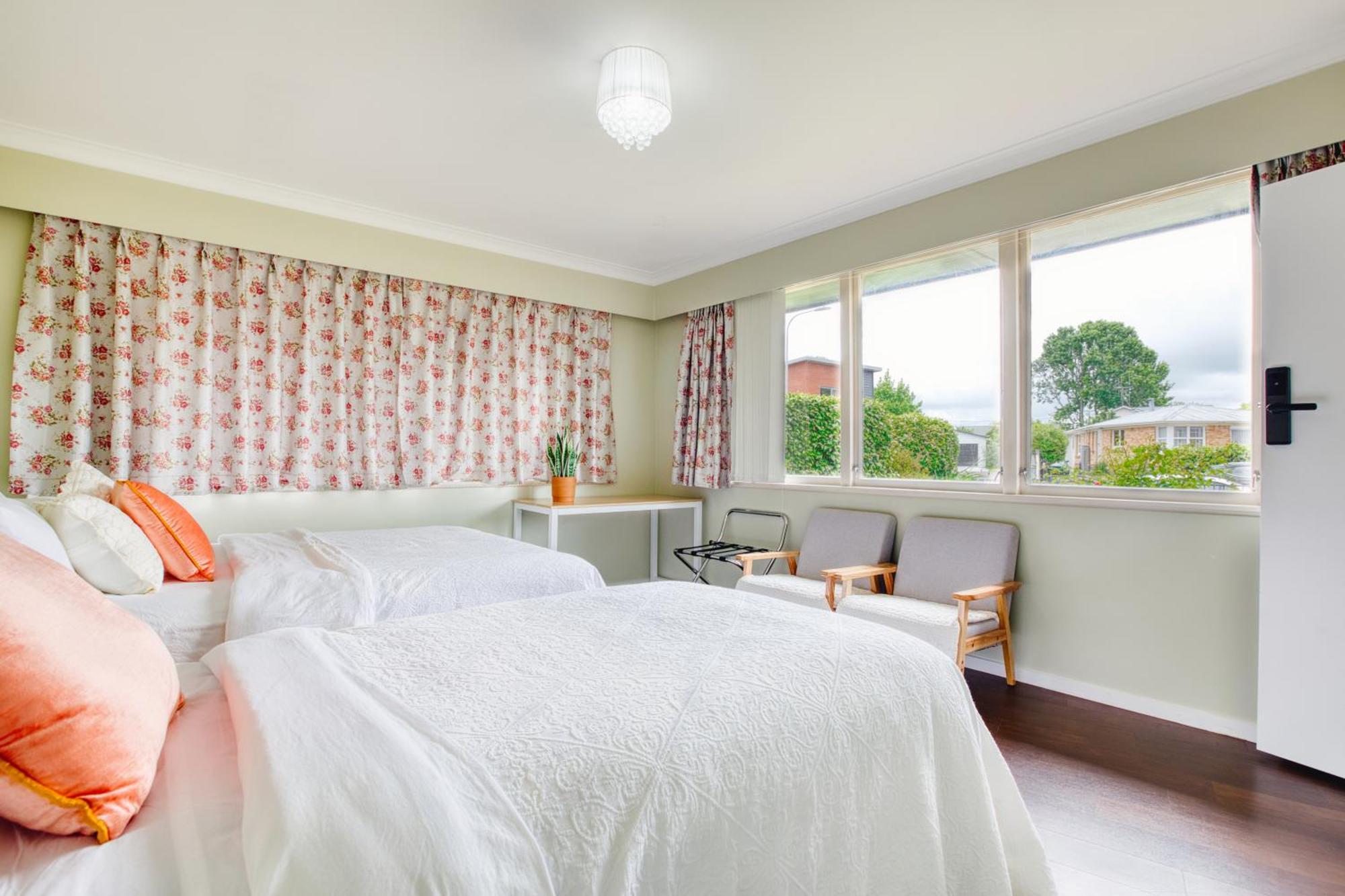 Sweet Home Between Cbd And University Hamilton Bagian luar foto