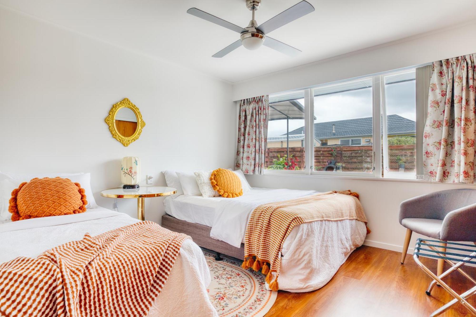 Sweet Home Between Cbd And University Hamilton Bagian luar foto